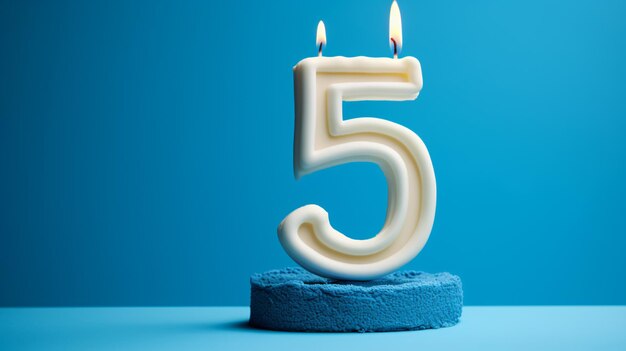 Foto torta de aniversário em forma de número cinco com vela.
