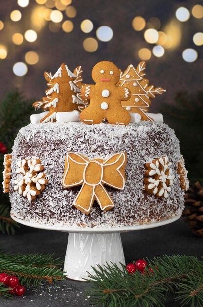 Foto torta de ano novo caseira decorada com pão de gengibre e flocos de coco espalhados sobre fundo castanho