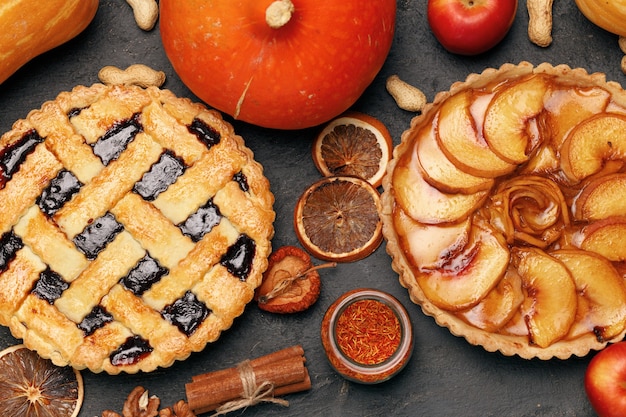 Torta de baga e torta de maçã preta com maçãs e especiarias