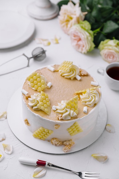 Foto torta de baunilha elegante com nata batida e favo de mel