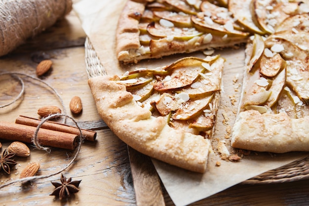 Torta de biscoito de maçã com canela e amêndoas