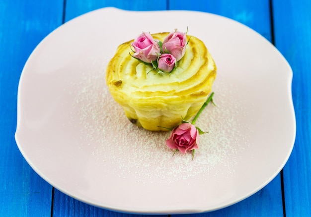 Torta de bolo com creme e rosa