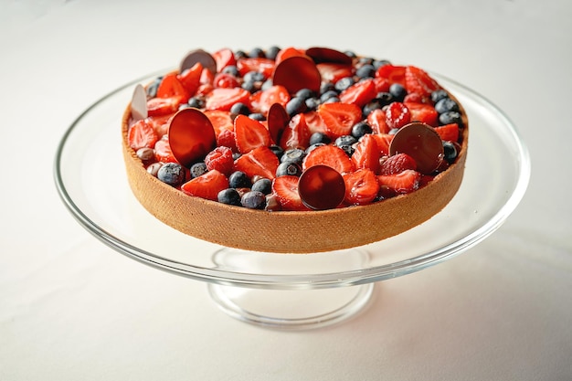 Torta de caramelo com frutas de verão closeup foco seletivo