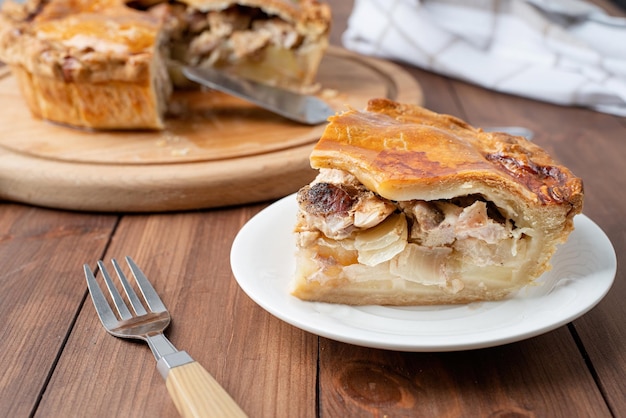 Torta de carne caseira com vegetação em fundo de madeira