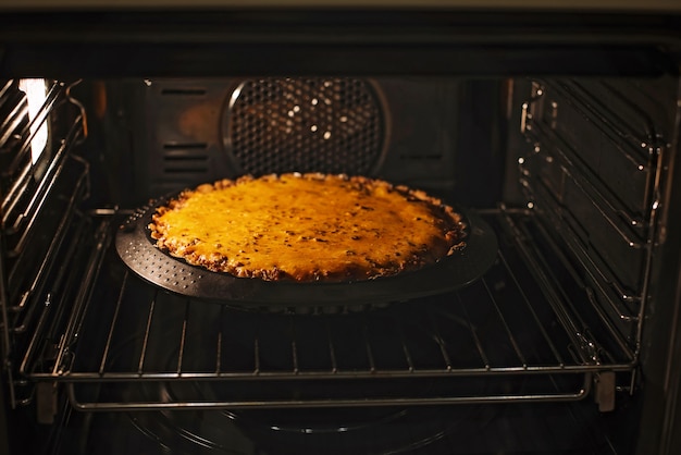 Torta de carne deliciosa em uma assadeira