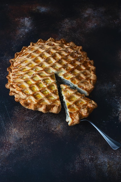 Torta de carne inglesa Torta de porco Torta britânica tradicional Tortas salgadas caseiras recém-assadas com crosta dourada Torta com decoração de pastelaria no topo Fotografia de comida Estilo de comida Cozinha inglesa