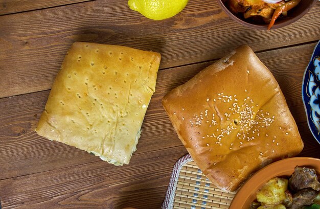 Foto torta de carne ossétia, culinária caucasiana, pratos tradicionais variados, vista superior.