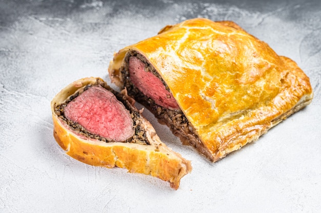 Torta de carne Wellington folhada em prato clássico de filé com filé mignon