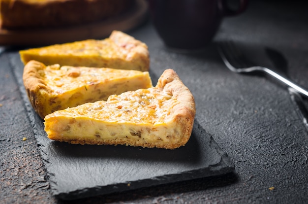 Foto torta de cebola ou quiche tradicional francesa