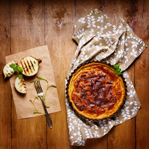 Torta de cebola ou torta servida com cebola grelhada