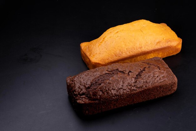 Foto torta de cenoura caseira e torta de chocolate em forma de pão fresco isolado em fundo preto