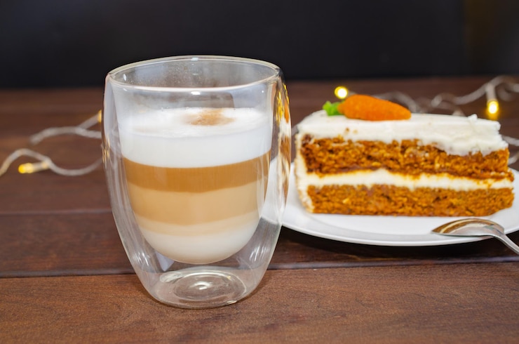 Foto torta de cenoura com creme e nozes e café cappuccino