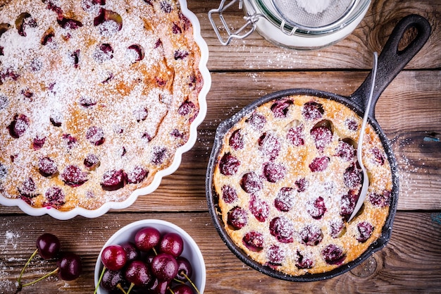 Torta de cereja Clafoutis em fundo de madeira rústica