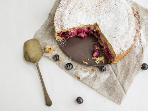 Torta de cereja com açúcar em pó