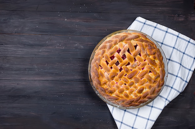 Torta de cereja em uma forma redonda de vidro, bolo de fermento