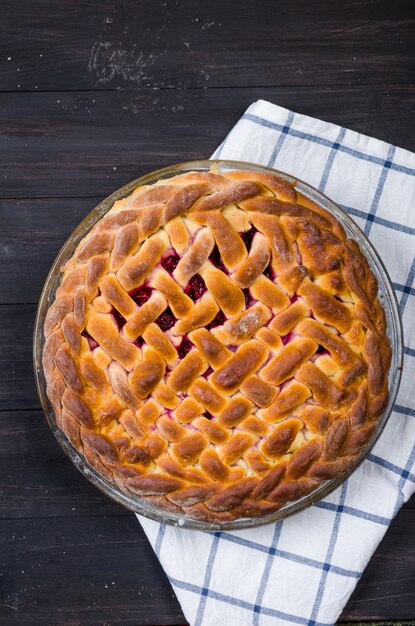 Torta de cereja em uma forma redonda de vidro, bolo de fermento