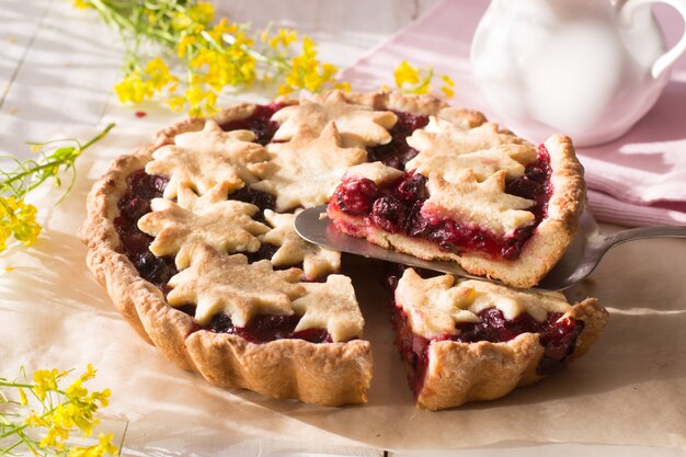 Torta de cereja na mesa de madeira