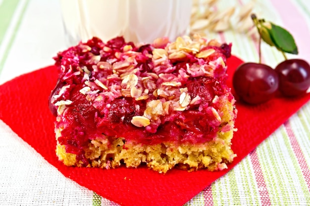 Torta de cereja no guardanapo de papel vermelho