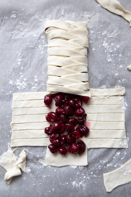 Torta de cereja. o processo de cozimento