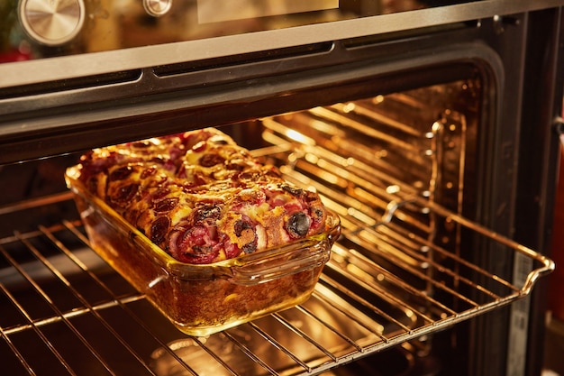 Torta de cereja pronta, clafoutis na assadeira no forno.