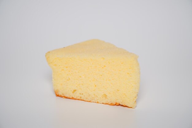 Torta de chiffon com coco jovem isolado em fundo branco
