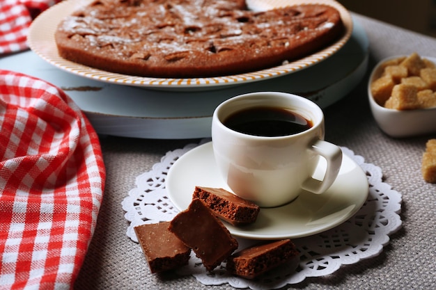 Torta de chocolate caseira e café na mesa