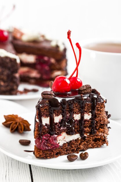 Torta de chocolate com cereja