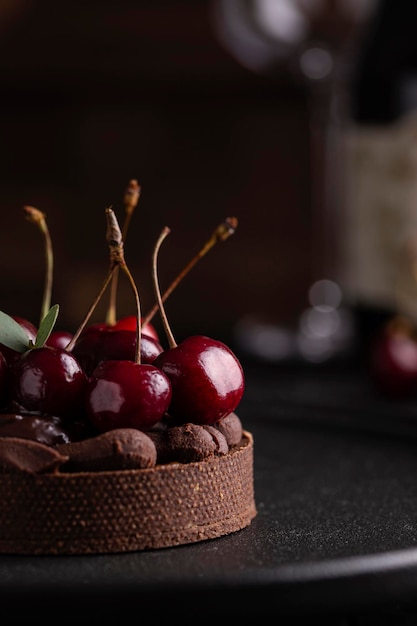 Torta de chocolate com ganache decorada com cereja