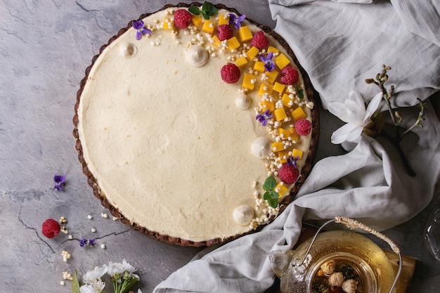 Torta de Chocolate com Manga e Framboesas