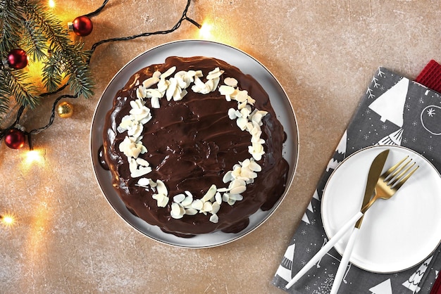 Torta de chocolate de férias de natal e abeto em mesa de madeira com espaço para cópia Vista superior plana