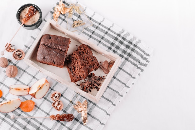 Foto torta de chocolate na mesa de luz