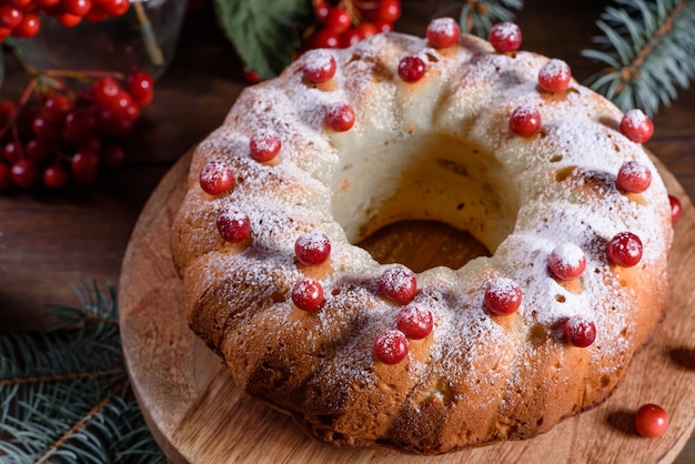 Torta de cranberry tradicional de natal. preparação da mesa festiva para a celebração do natal