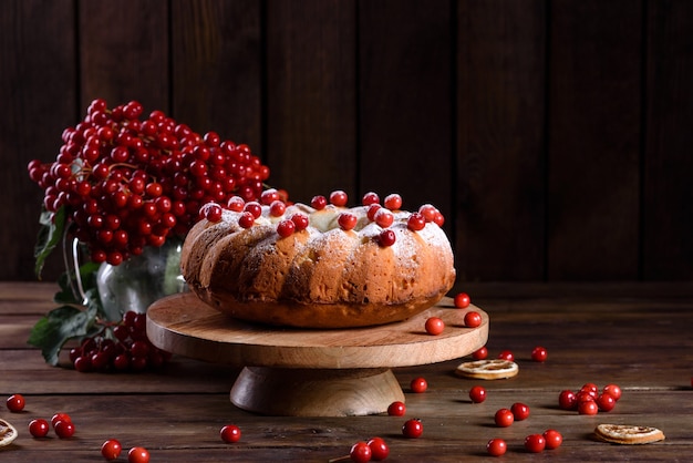 Torta de cranberry tradicional de natal. preparação da mesa festiva para a celebração do natal