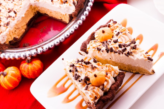 Torta de creme de abóbora com chocolate e caramelo salgado para o Dia de Ação de Graças.