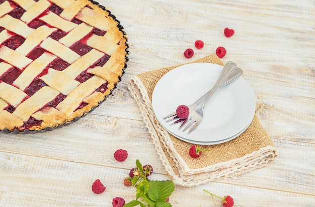 Torta de framboesa em cima da mesa.