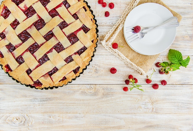 Torta de framboesa em cima da mesa.