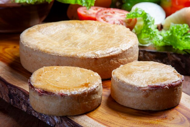 Foto torta de frango assada com queijo parmesão