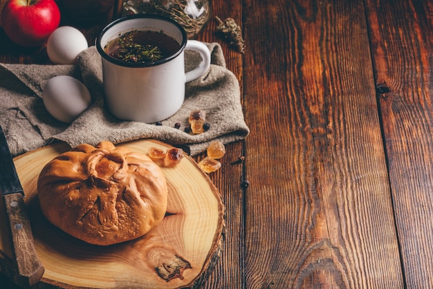 Torta de frango com chá de ervas