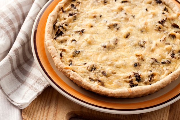 Torta de frango com cogumelos e queijo em um prato