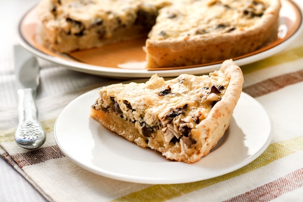 Torta de frango com cogumelos e queijo