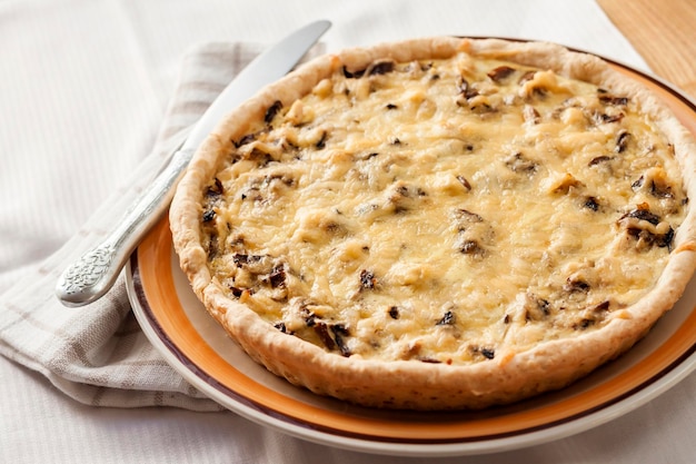 Torta de frango com cogumelos e queijo