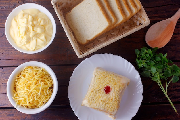 Torta de frango salgada, feita com pão fatiado, maionese e queijo ralado, tradicional do brasil. comida brasileira