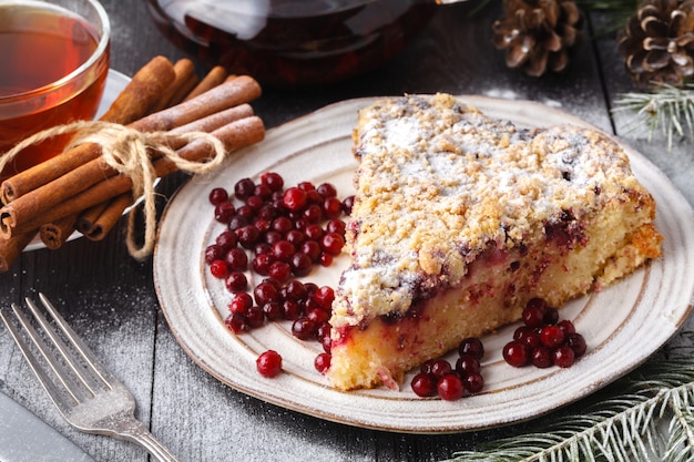 torta de frutas caseira polvilhada com açúcar em pó