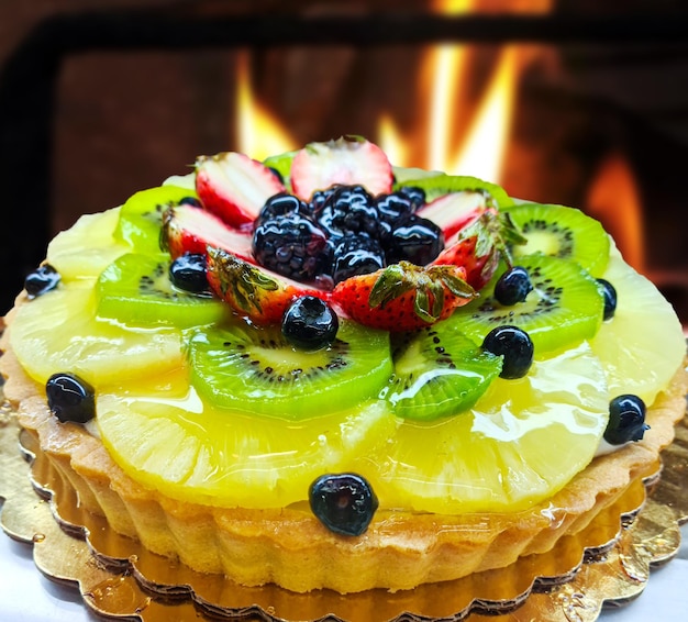 Torta de frutas sortidas morango abacaxi kiwi manga cereja