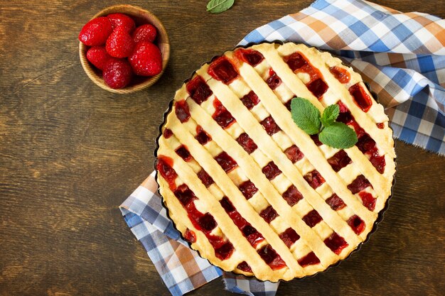 Torta de frutas vermelhas no verão Torta doce com morangos frescos