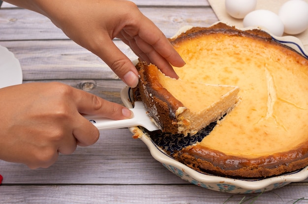 Torta de iogurte caseiro na mesa de madeira