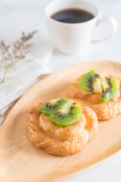 torta de kiwi no prato