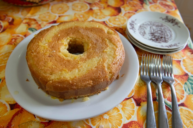 Foto torta de laranja caseira com buraco redondo