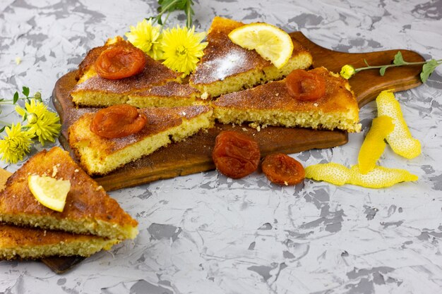 Torta de limão caseiro closeup. Bolos caseiros com frutas closeup