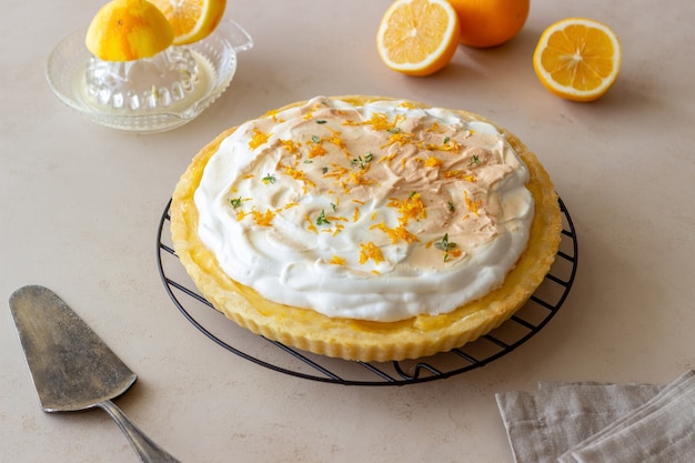 Torta de limão com merengue. Azedo. Produtos de confeitaria. Sobremesa.